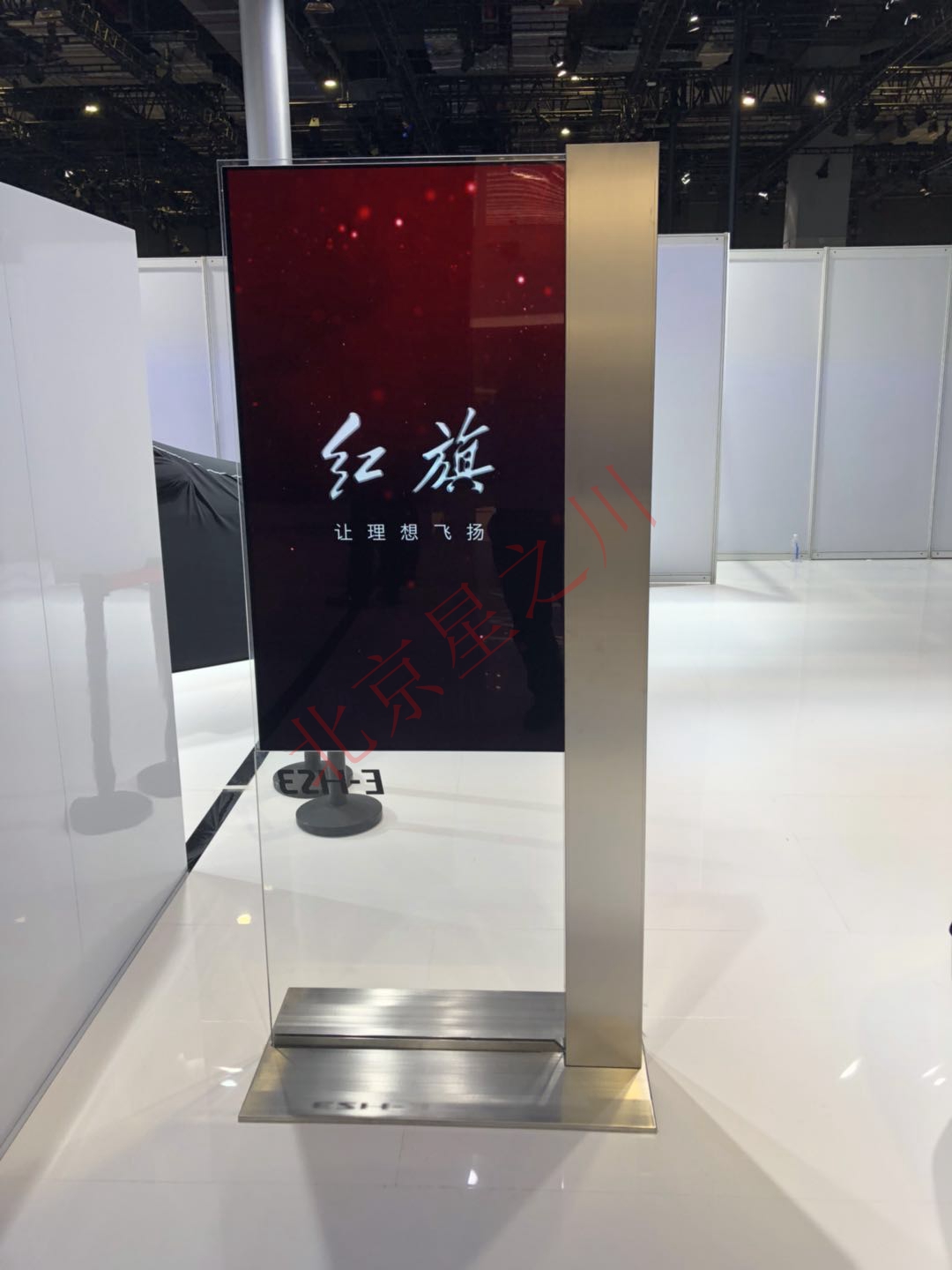 上海车展 红旗展厅采用55寸双面OLED超薄显示屏(图2)