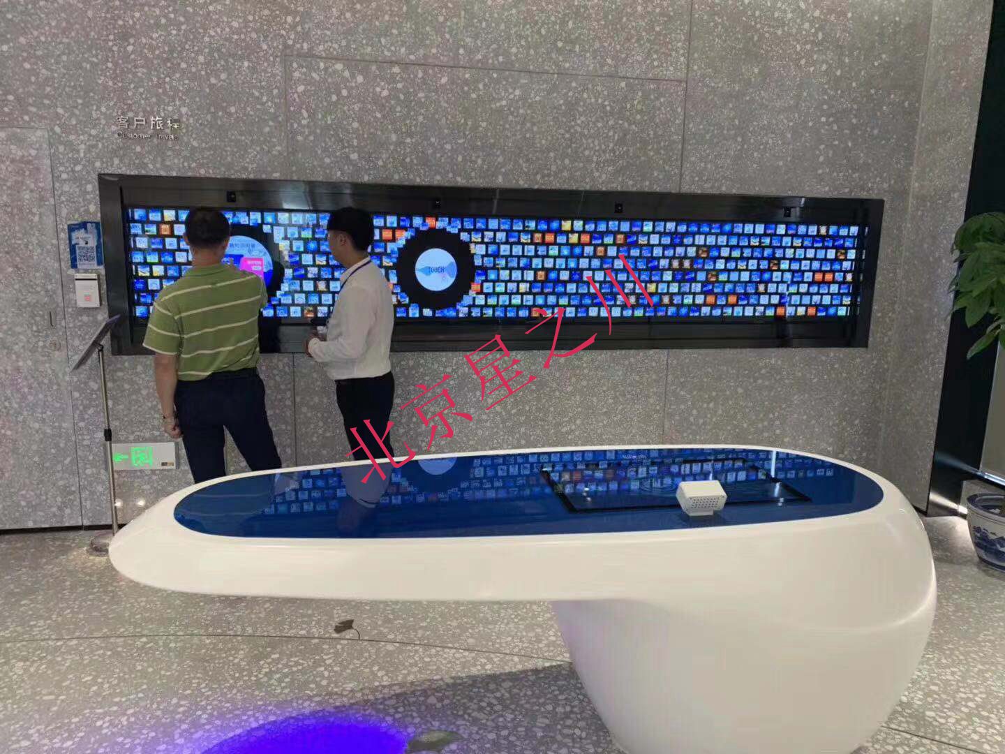 北京建行第一家无人化营业厅采用我司多套触摸设备(图1)