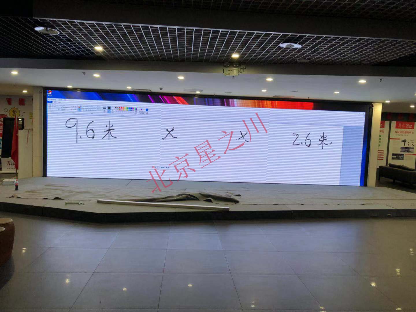 北京某设计大厦采用9.6*2.6LED全彩屏触摸方案，即可以多路电脑输(图1)