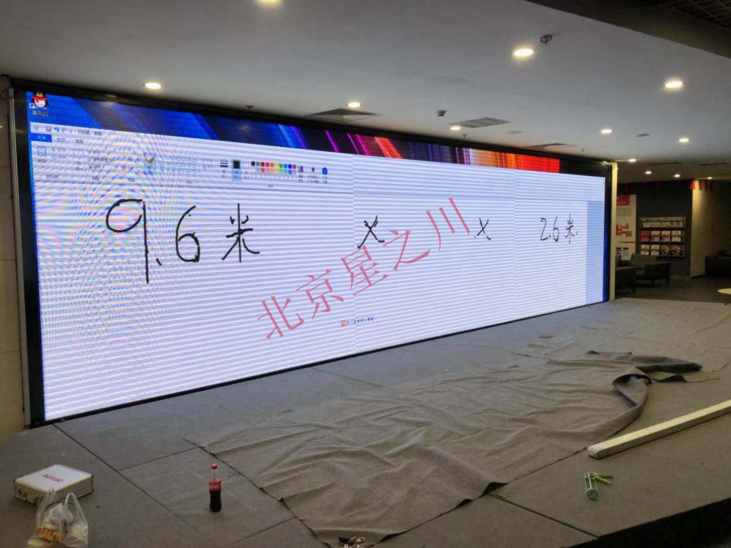 北京某设计大厦采用9.6*2.6LED全彩屏触摸方案，即可以多路电脑输(图2)